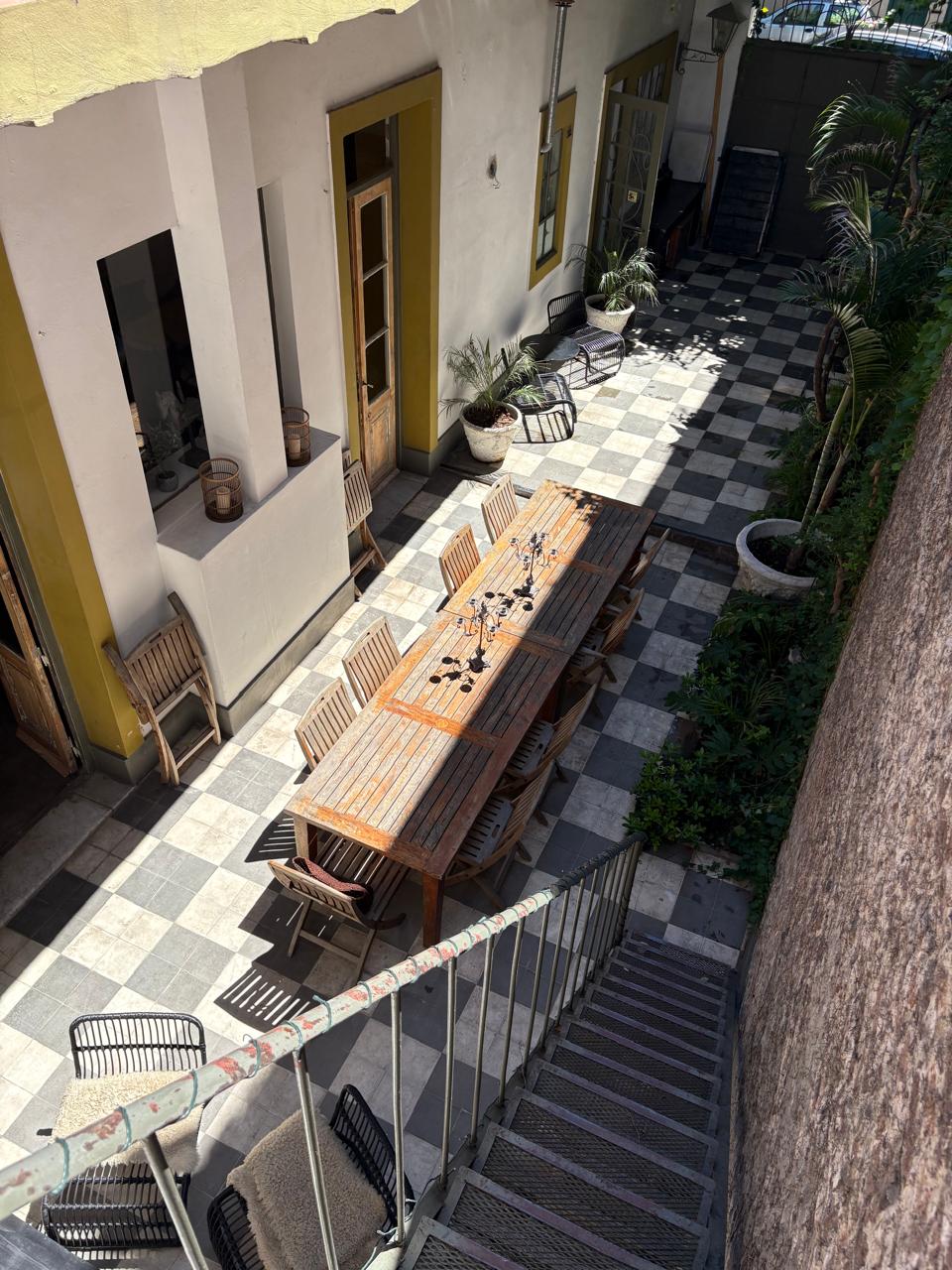 Vista elevada del patio principal con su mesa larga